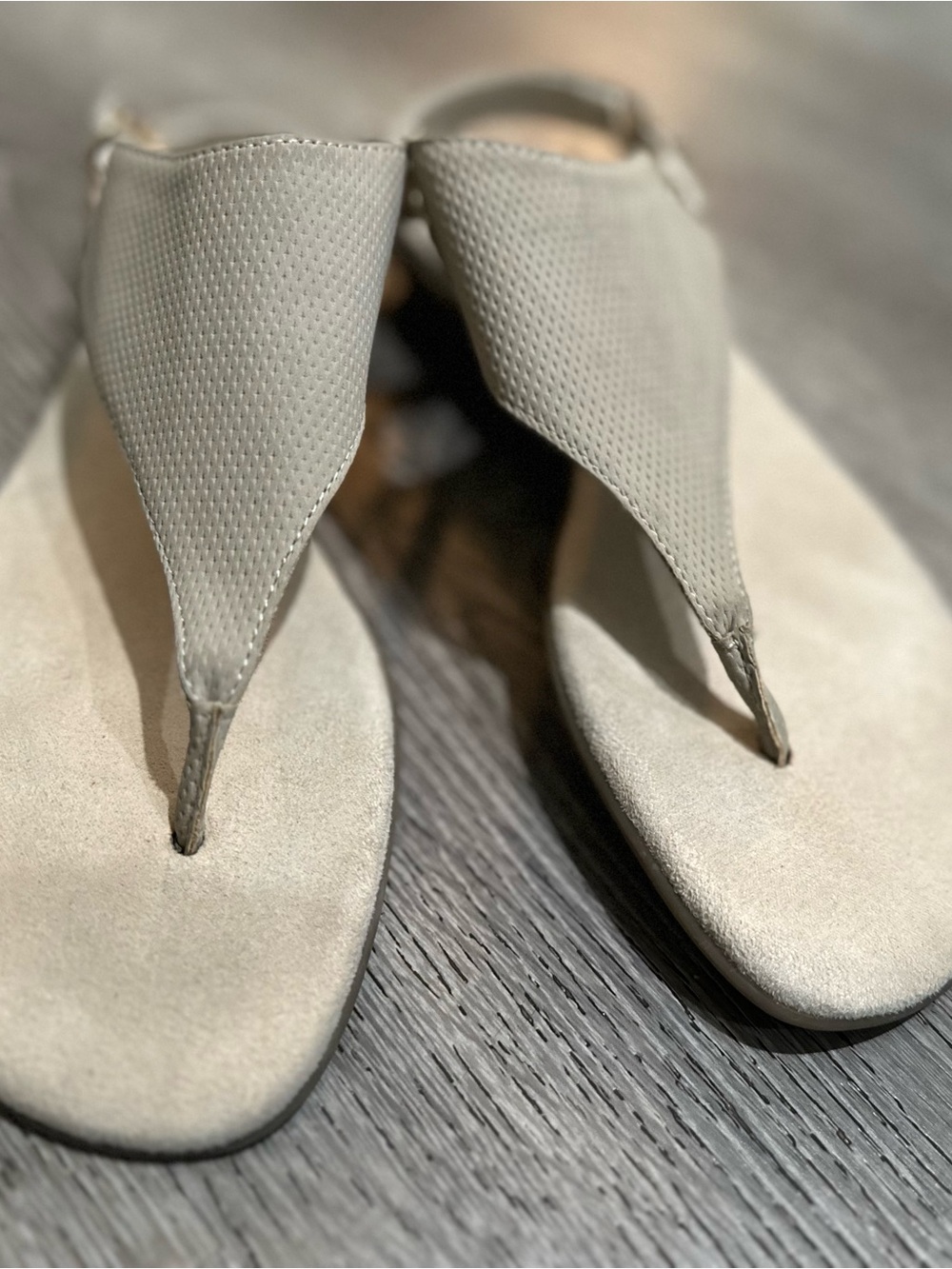 AEROSOLES Taupe Textured Thong Sandals